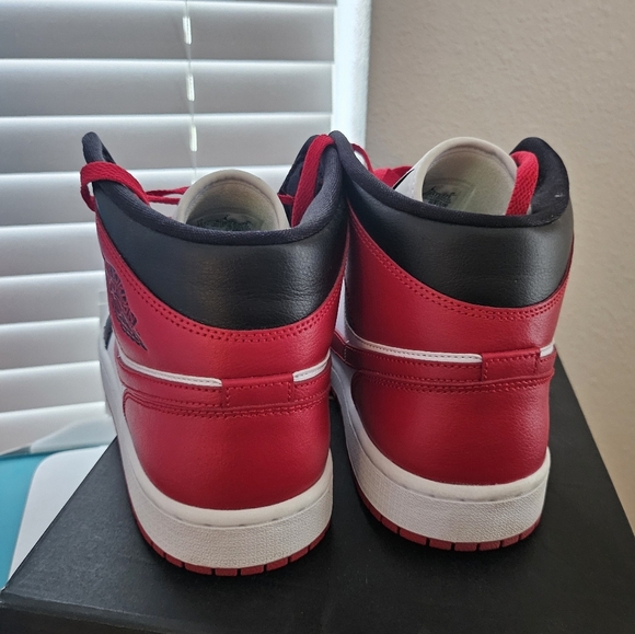 Jordan 1 Mid Unisex Red Black White Alternate Bred Toe Size 12 Womens Men's 9. - Picture 10 of 15